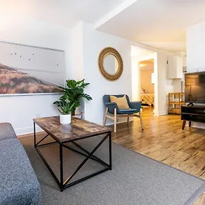 Charming Two-bedroom Getaway With Large Private Yard Apartment